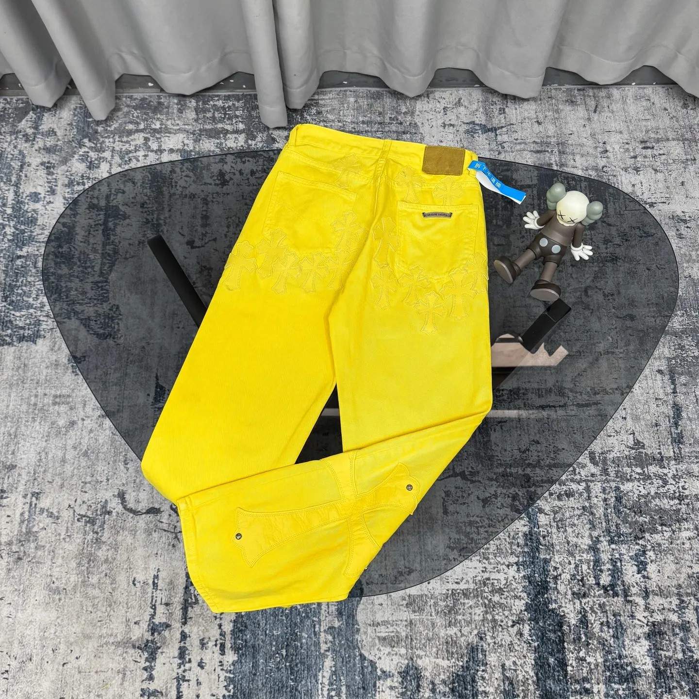 P280 Chrome hearts CH Fan Chengcheng's same style New York limited large leather label dopamine yellow jeans Special Italian cowhide printed and cut Customized sheepskin three-layer thick thread leather The whole body is spliced in heavy water washing craftsman's hand-splashed ink You can see the details Three-dimensional cutting version Loose and comfortable, not picky about the figure Make you taller and slimmer Factory Seiko Original quality control Same style for men and women Can be matched with couples Versatile recommendation Necessary jeans for all seasons Color: lemon yellow Size: s m l xl